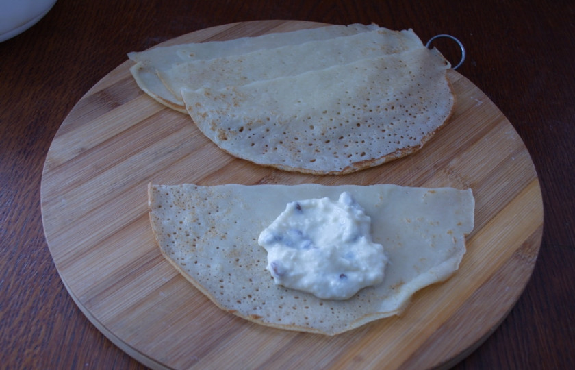 1. Этап. Блины в кляре: Творожную начинку можно немного распределить по блину.