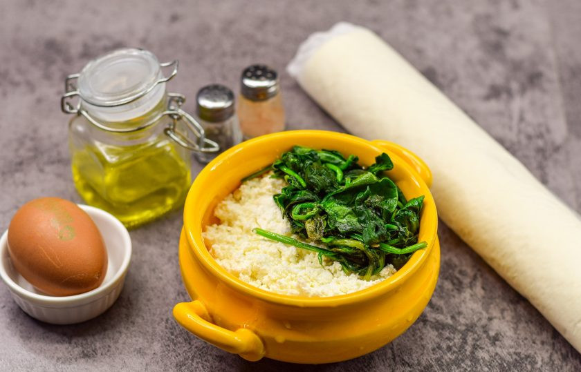 1. Этап. Слоеные пирожки с рикоттой и шпинатом: Подготовьте ингредиенты.