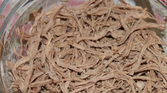 1. Этап. Салат Загадка классический: 2. Говядину моем, и помещаем в кастрюлю с водой, солим и варим до полной готовности. После чего достаем мясо из кастрюли и остужаем. Когда остынет, его нужно разорвать на тонкие волокна.