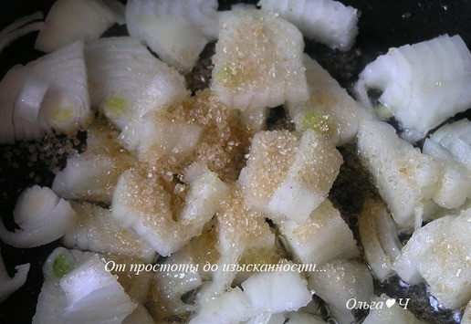 1. Этап. Мясной пирог с рисом, луком, яблоками: В ту же сковороду выложите мелко нарезанный лук, добавьте сахар.