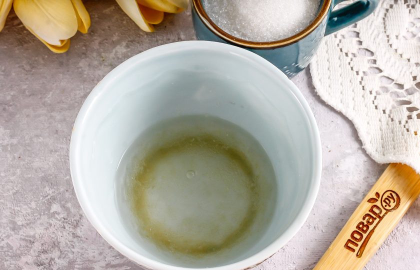 1. Этап. Маршмеллоу из клубники: Желатин залейте горячей водой и оставьте на 15 минут для набухания.