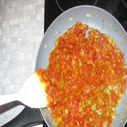 1. Этап. Рыбный суп с каперсами: 1. Для приготовления супа можно взять воду или рыбный бульон, 1 литр. Вскипятить воду или бульон. Овощи промыть и почистить. Картошку порезать соломкой. Перец красный освободить от сердцевины и нарезать тонкими полосками. Лук нарезать мелким кубиком. Раскалить масло и обжарить на нем лук и перец.