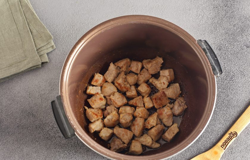 1. Этап. Свинина со сливками в мультиварке: Обжарьте периодически помешивая до образования румяной корочки.