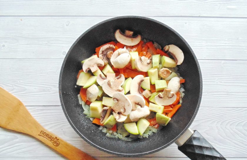 1. Этап. Куриное филе с овощами на сковороде: Шампиньоны и кабачок помойте и нарежьте. Добавьте в сковороду с морковью и луком.