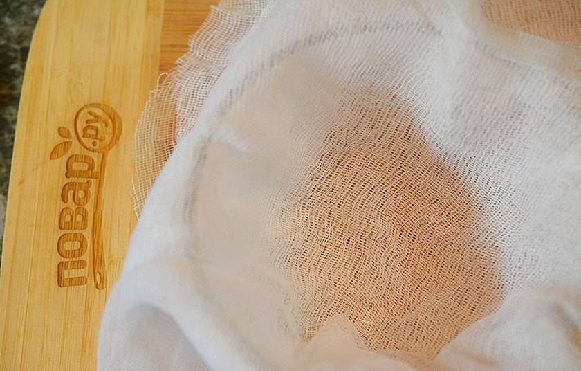 1. Этап. Пасха со вкусом Тирамису: 3. Форму застелите тканью или марлей в несколько слоев.