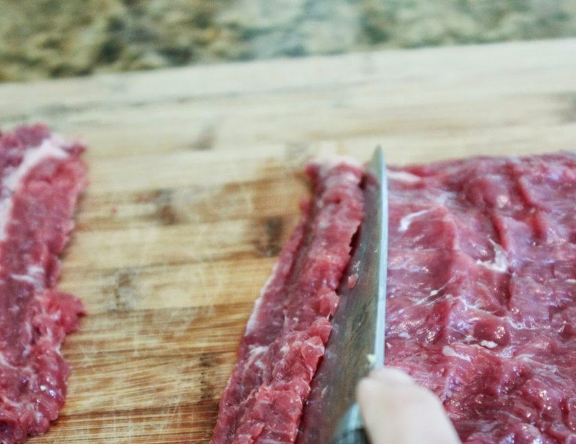 1. Этап. Шашлык гармошкой: 7. Вымойте и разверните пашину (она продается свертком), острым ножом нарежьте ее поперёк волокон полосками.