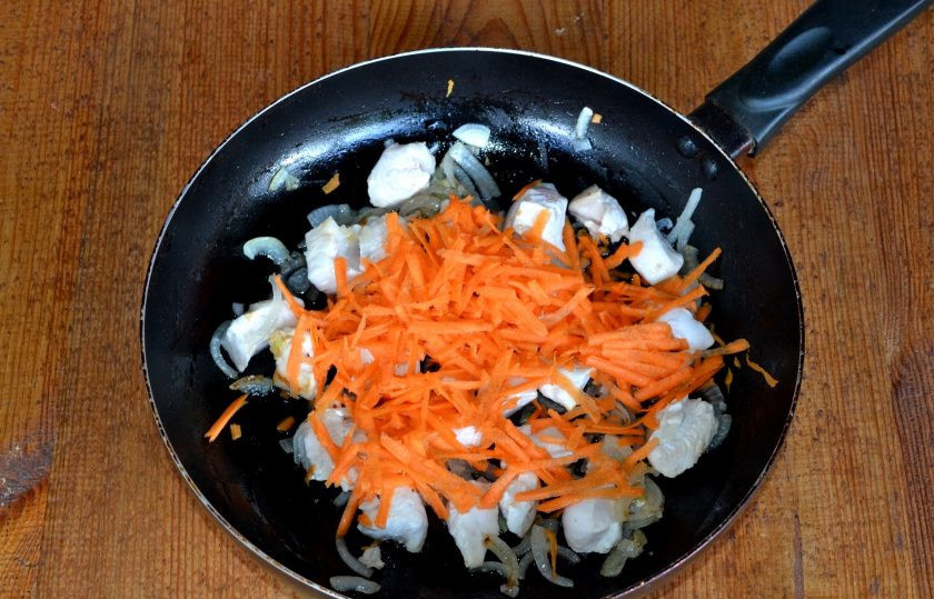 1. Этап. Плов за 30 минут в сковороде: Добавьте тертую морковь и жарьте еще 3 минуты.