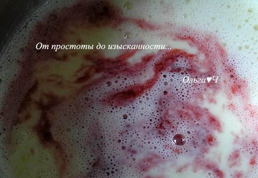 1. Этап. Клубнично-мятное мороженое: Подготовленную клубнику измельчите в пюре с помощью блендера и добавьте в основную массу, перемешайте.