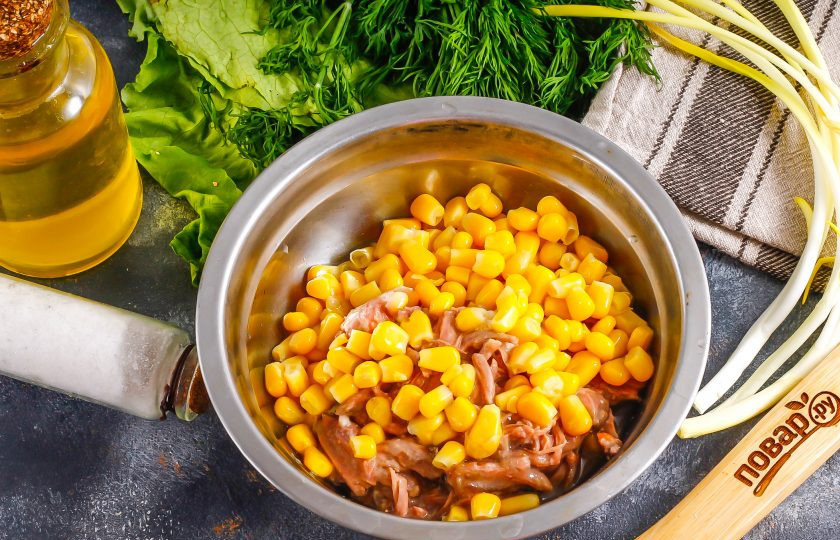 1. Этап. Начинки для мексиканских лепешек: Тушеное мясо говядины или говяжью тушенку выложите в глубокую емкость. Туда же добавьте консервированную кукурузу, отцедив ее от маринада. По желанию можете добавить немного лука. Перемешайте.