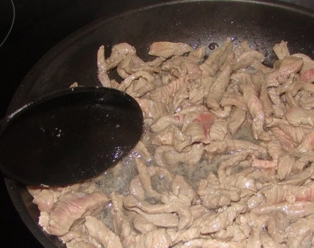 1. Этап. Говядина с сельдереем: Разогрейте на сковороде 2 столовых ложки масла. Выложите на сковороду мясо, добавьте белое вино. Обжариваем мясо, пока оно не побелеет.