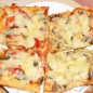 Пицца на два вкуса Тесто. Соединяем муку, соль и дрожжи сухие. Перемешиваем в чаше масло и теплую воду. Вливаем жидкость и замешиваем однородное тесто. Переводим на стол, посыпанный мукой, и месим тесто 2-3 мин. Переводим тесто в миску и смазываем снаружи оливковым маслом. Накрываем миску пищевой пленкой и ставим в теплое место на 40 мин. Пока тесто не увеличится в 2 раза. Затем снова месим тесто 1-2 мин. Раскатываем тесто и кладем на противень. Смешиваем кетчуп сухими итальянскими травами, у меня базилик. Сверху трем половину пармезана. На одну половину кладем ветчину, шампиньоны и немного помидоров и трем остальн. пармезан. На другую - помидоры свежие, вяленые и свежий базилик. Ставим в разогретую до 200 градусов духовку на 5 минут. Трем сверху моцареллу - большую часть на помидоры и чуть на другую. И печем еще 5-10 мин. Количество начинки написано приблизительно, все зависит от вкуса.