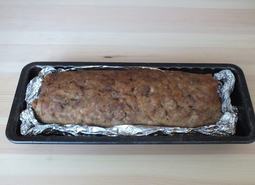 1. Этап. Домашняя колбаса в фольге: Готовую колбасу достаньте из духовки. Переложите из формы, фольгу оставьте. Остудите при комнатной температуре, после уберите в холодильник на 8 часов.