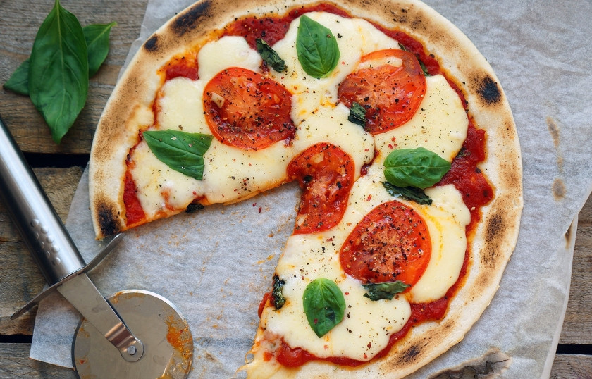 1. Этап. Пицца Маринара: Вот такая аппетитная пицца Маринара получилась. Слегка присыпьте ее пармезаном, нарежьте и подавайте горячей. Приятного аппетита!