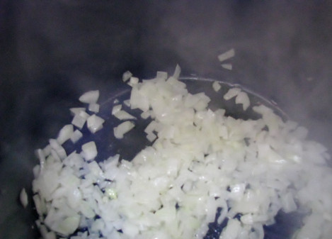 1. Этап. Суп с брокколи и сыром: 1. Лук и чеснок почистите, нарежьте небольшими кубиками. В сковороду выложите кусочек сливочного масла, нагрейте на средне-медленном огне и обжарьте лук, помешивая, до прозрачности. Затем добавьте измельченный чеснок и жарьте еще полминутки.