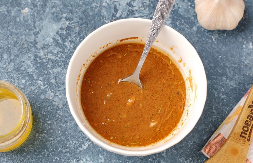 1. Этап. Гусиная грудка в духовке: Соедините все ингредиенты для маринада: горчицу, соевый соус, мёд, растительное масло, пропущенный через пресс чеснок, соль и специи по вкусу. Перемешайте.