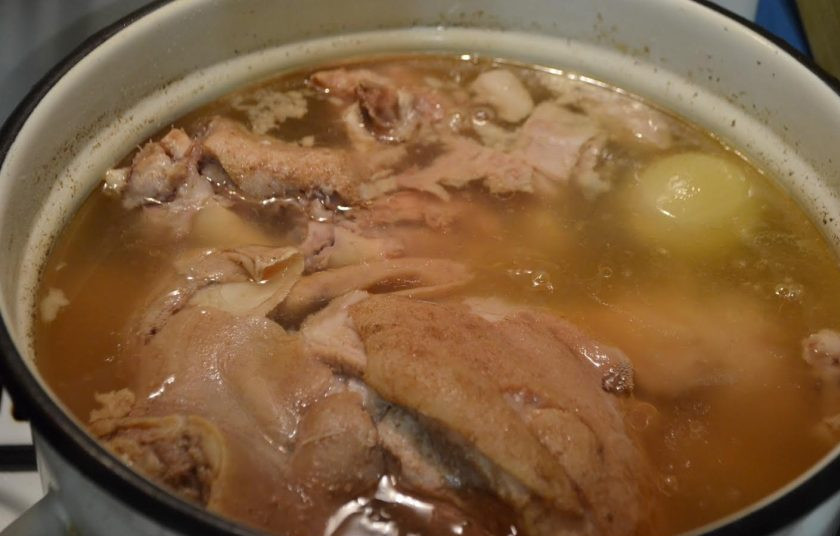 1. Этап. Холодец из свинины и говядины: 5. Холодец готов. Снимите с огня. Удалите лаврушку, перец горошком, морковь и лук.