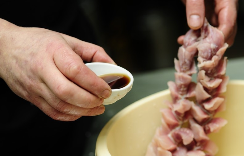 1. Этап. Карп по-китайски: 3. Подсолите немного, залейте рисовым вином и оставьте немного, чтобы промариновался. Достаточно 15-20 минут.