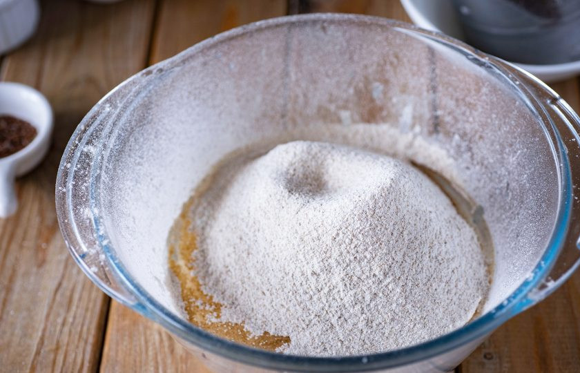 1. Этап. Булочки ржано-пшеничные: Соедините в отдельной миске пшеничную муку со ржаной, перемешайте и просейте эту смесь в миску к дрожжевой смеси.