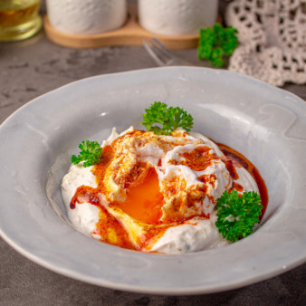 Турецкая яичница Чылбыр с йогуртом