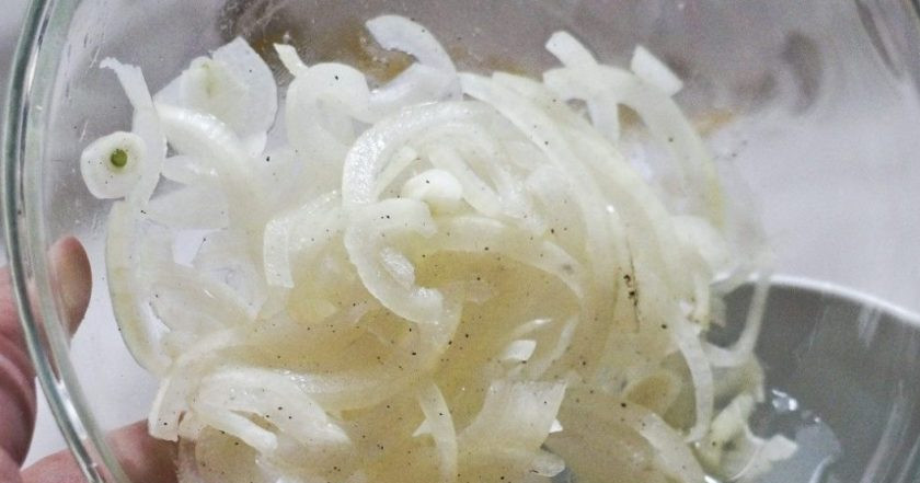 1. Этап. Рецепт салата из моркови по-корейски: Готовый лук отожмите от жидкости.