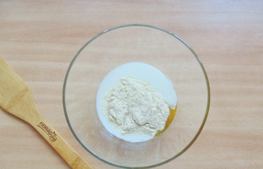 1. Этап. Оладьи для похудения: Добавьте соль, пшеничную и кукурузную муку.