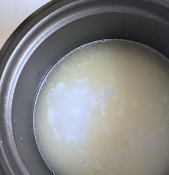 1. Этап. Острый жареный фарш по-тайски: Первым делом поставить варить рис, я готовлю в рисоварке, у меня уходит на это 20 минут.