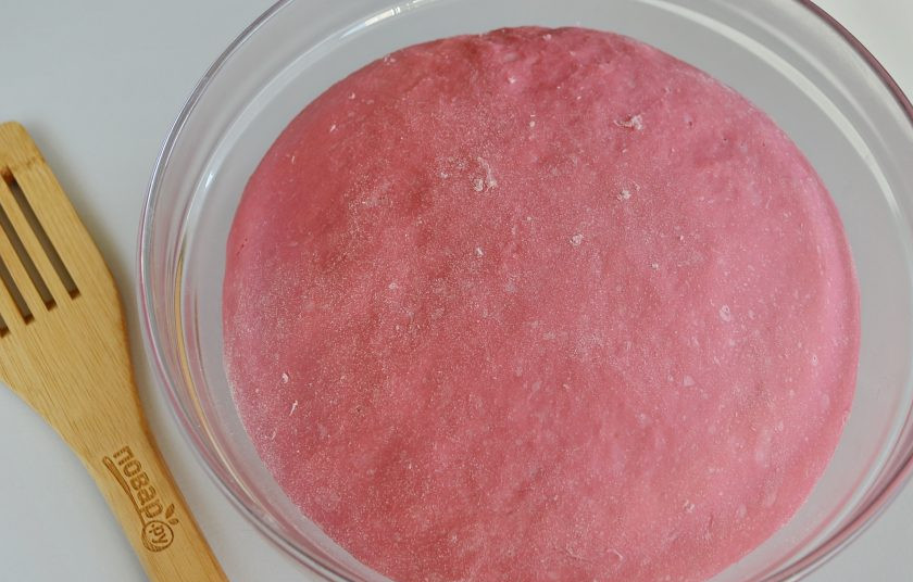 1. Этап. Плюшки Для любимых: За это время тесто хорошо увеличилось в размерах, стало воздушное и легкое. Руками осадите его, муку подсыпать не нужно.