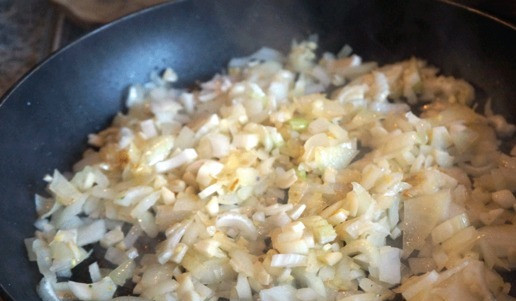 1. Этап. Зимний овощной суп с говядиной: Тем временем снова разогреть сковороду с остатками топленого масла, бросить лук. Пассеровать 3 минуты, затем отправить в сковороду чеснок и нарезанный стебель сельдерея. Немного посолить, пассеровать, перемешивая, еще минуты 3.