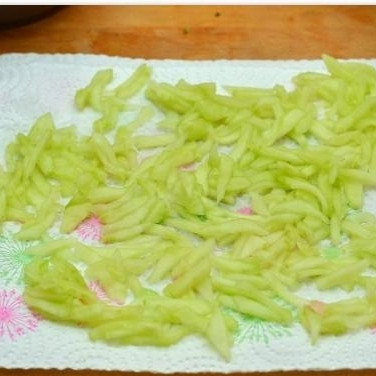 1. Этап. Салат с креветками в лаймовом соусе: Огурцы под воздействием соли выпустят много жидкости - ее нужно слить, а сами огурцы обсушить при помощи бумажных полотенец.