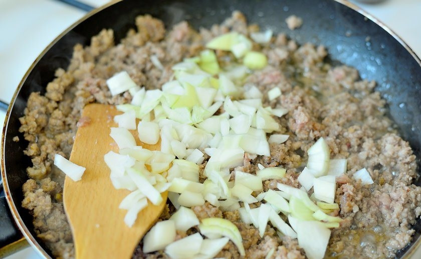 1. Этап. Пирог пастуха: 2. Добавьте измельченный лук к мясу и перемешайте. Готовьте еще 3 минуты.