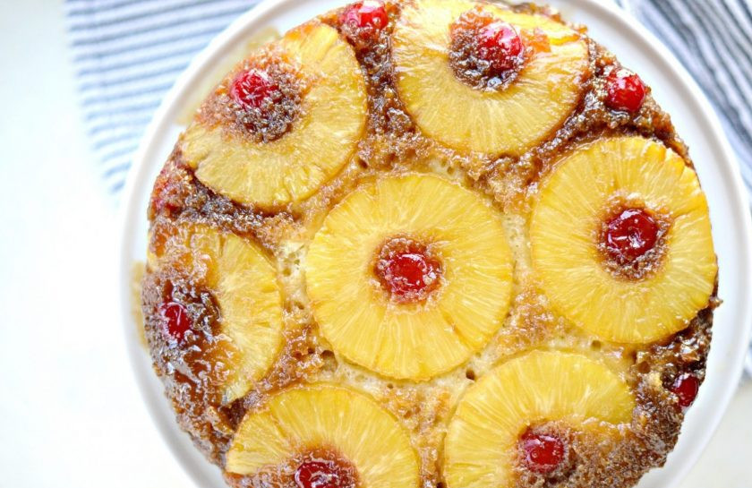 1. Этап. Перевёрнутый ананасовый кекс: 6. Запекайте кекс 35 минут в духовке при 180 градусах. Остудите его 10 минут, потом переверните, вытащив из формы, и подавайте. Приятного чаепития!