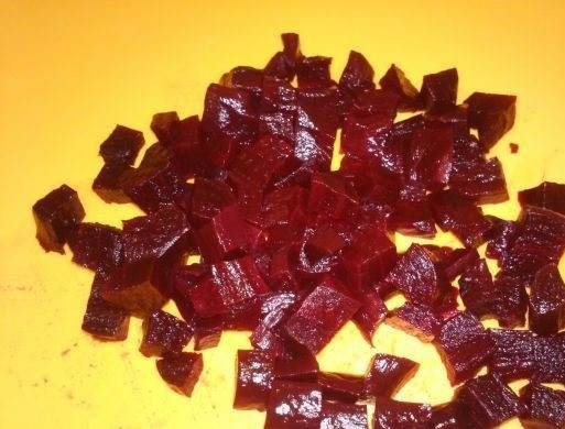 1. Этап. Салат из вареной свеклы с сыром: 2. Готовую свеклу остудите, очистите и нарежьте кубиками.