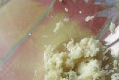 1. Этап. Свекла с чесноком и майонезом: Чеснок чистим и давим через чеснокодавилку. Можно мелко порубить.