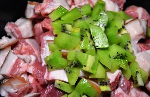 1. Этап. Тушеное мясо в мультиварке Панасоник: А также очищенные и порезанные киви.