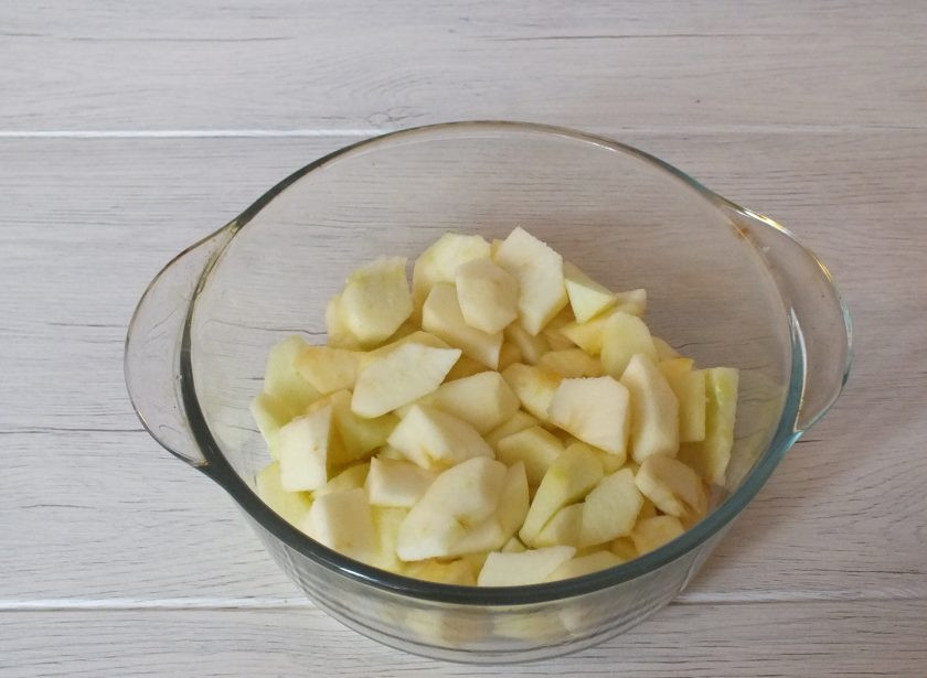 1. Этап. Кекс с яблочным пюре: Яблоки очистите от кожуры, семенной коробочки. Нарежьте небольшими кусочками, сложите в чашу и поставьте в микроволновку. При максимальной мощности запеките в течение 4 минут до размягчения.