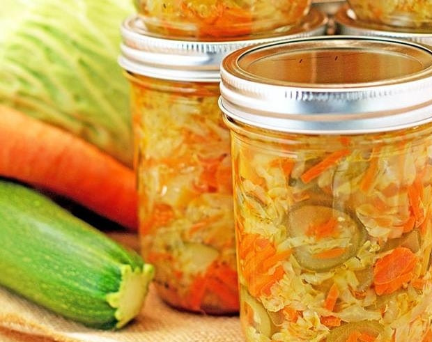 1. Этап. Охотничий салат: Затем сложите овощи в стерилизованные банки и залейте соком. Накройте крышками и закатайте. Накройте теплым покрывалом и дайте постоять сутки.