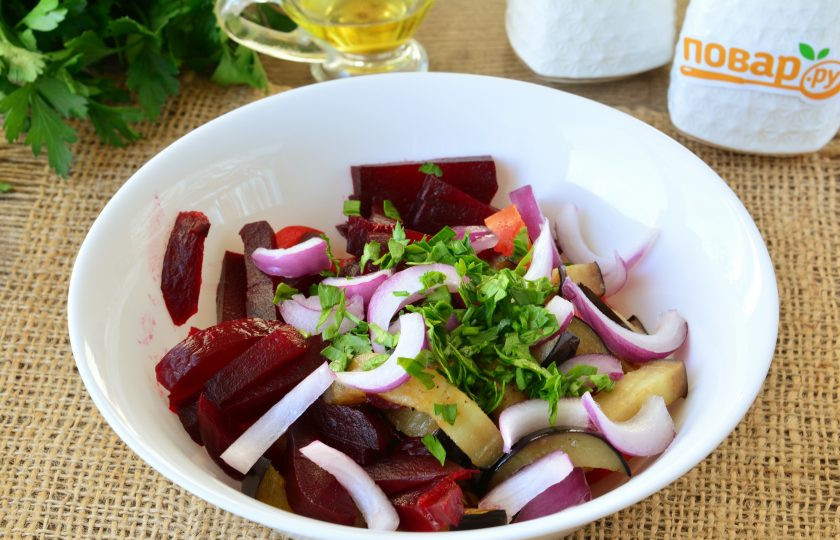 1. Этап. Салат из свеклы и баклажанов: Добавьте в салат нарезанный красный лук и петрушку.
