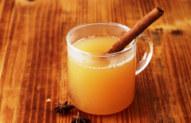 1. Этап. Пряный яблочный сидр: На стол подавайте в горячем виде.