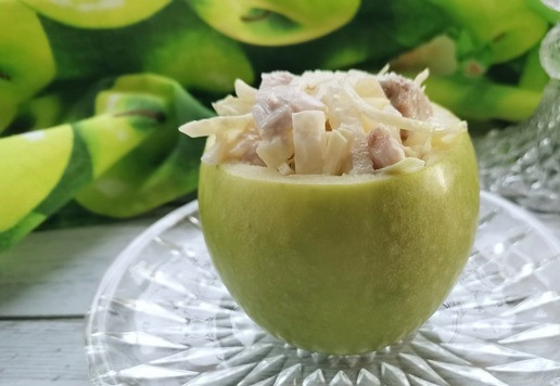 1. Этап. Салат В яблочко: Порционная подача салата в яблоке смотрится эффектно и празднично. Для этого нужно срезать у яблока верхушку, острым или специальным ножом вырезать мякоть и сердцевинку, наполнить салатом.