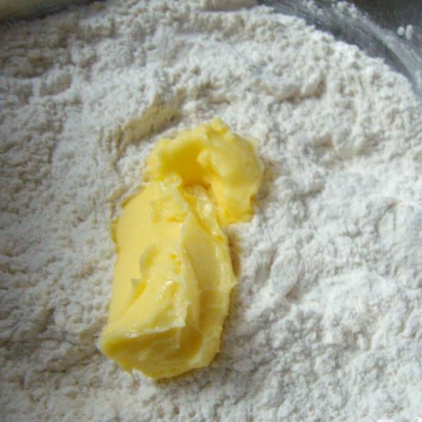 1. Этап. Пончики Бадуша: Затем масло (комнатной температуры).