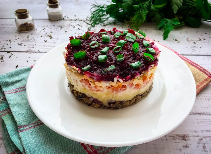 1. Этап. Салат со свеклой и шпротами: Украсьте салат зеленью и подавайте к столу. Приятного аппетита!