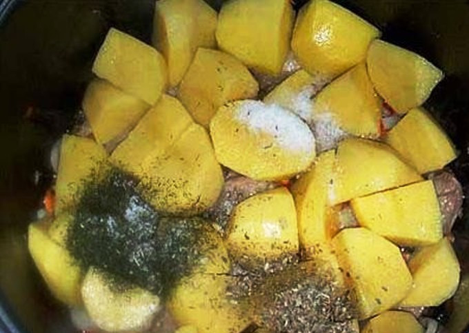 1. Этап. Вкусное мясо в мультиварке: В чашу мультиварки выложите ингредиенты слоями – сначала лук и морковь, затем мясо, помидоры, чеснок и сверху выложите картофель. Посолите, поперчите, добавьте сметану разведенную в воде 1:1 и тушите в течение часа. На стол подавайте со свежими овощами или другим гарниром.