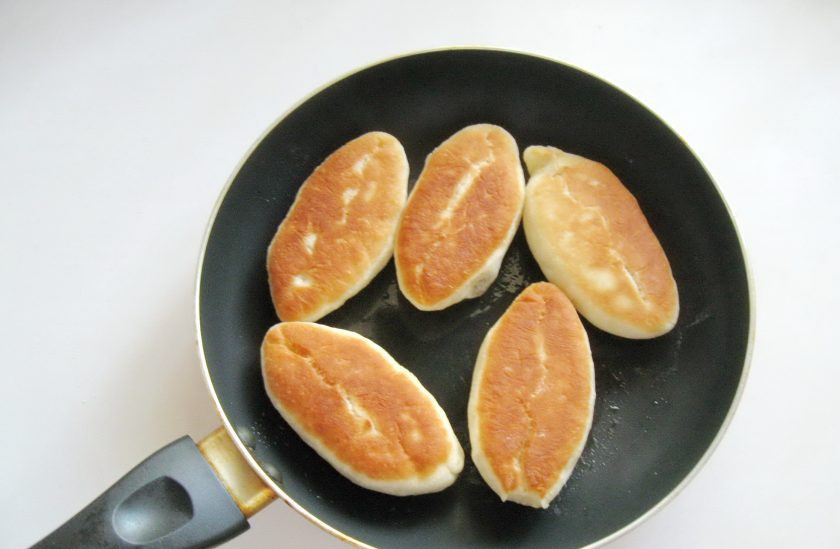 1. Этап. Жареные пирожки со сливовым джемом: Обжарьте пирожки с обеих сторон до золотистого цвета.