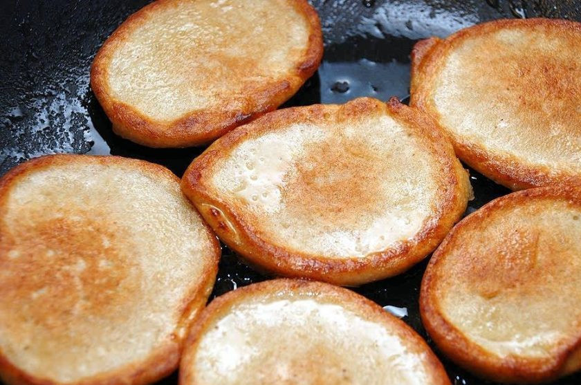 1. Этап. Банановые оладьи с изюмом: Обжаривайте оладьи с двух сторон до румяной корочки. Подавайте к чаю с медом, корицей и изюмом.