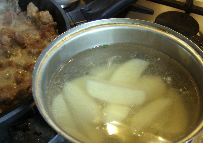 1. Этап. Мясо кусочками под соусом: Вскипятите подсоленную воду. Положите в неё картошку на 5 минут.