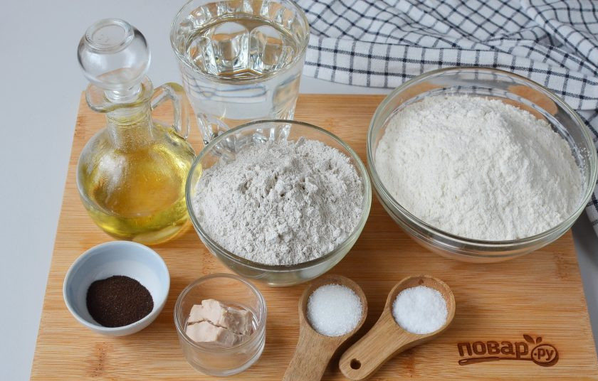 1. Этап. Простой ржаной хлеб: Подготовьте ингредиенты, подогрейте воду до 40 градусов. Приступим!