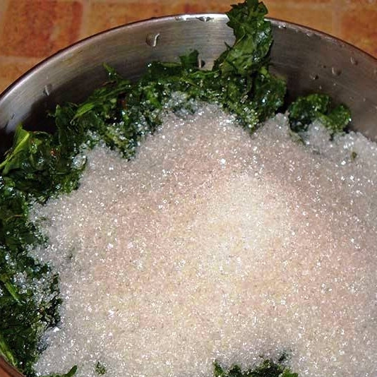 1. Этап. Пирожки со щавелем: Щавель мелко рубим и засыпаем сахаром. Оставляем на 10 минут.