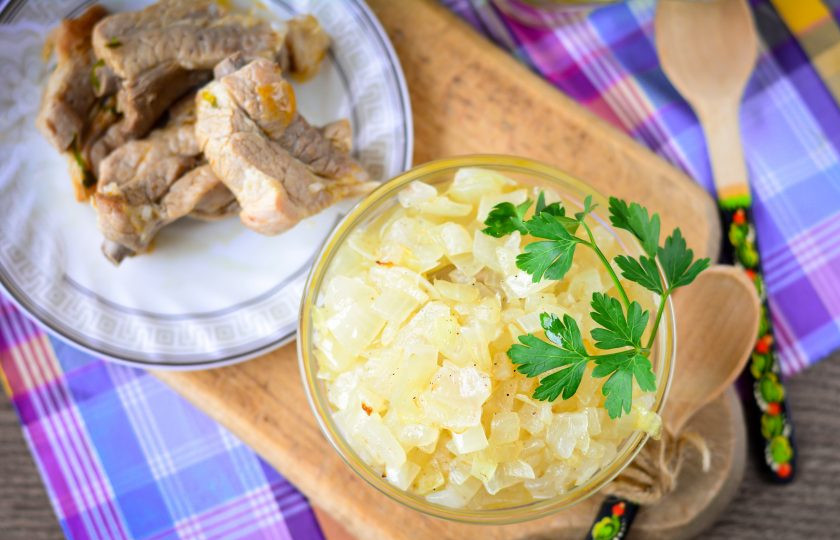 1. Этап. Луковый взвар: Готовый луковый взвар подавайте с жареным мясом или рыбой. Соус отлично дополняет эти блюда. Приятного вам аппетита!