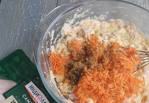 1. Этап. Тонкие картофельные вафли с ветчиной: Морковь почистить, помыть, натереть на мелкой тёрке, добавить в миску вместе со специями (у меня средиземноморские).