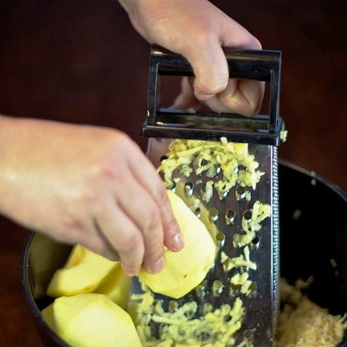 1. Этап. Салат из сельдерея с яблоками и яйцами: Очищенные от кожуры и сердцевин яблоки натираем на крупной терке.